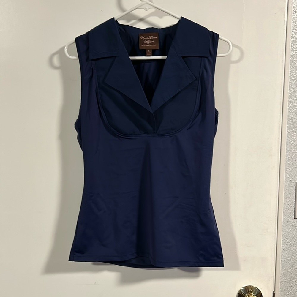 New undercover agent Small under shirt with collar.
